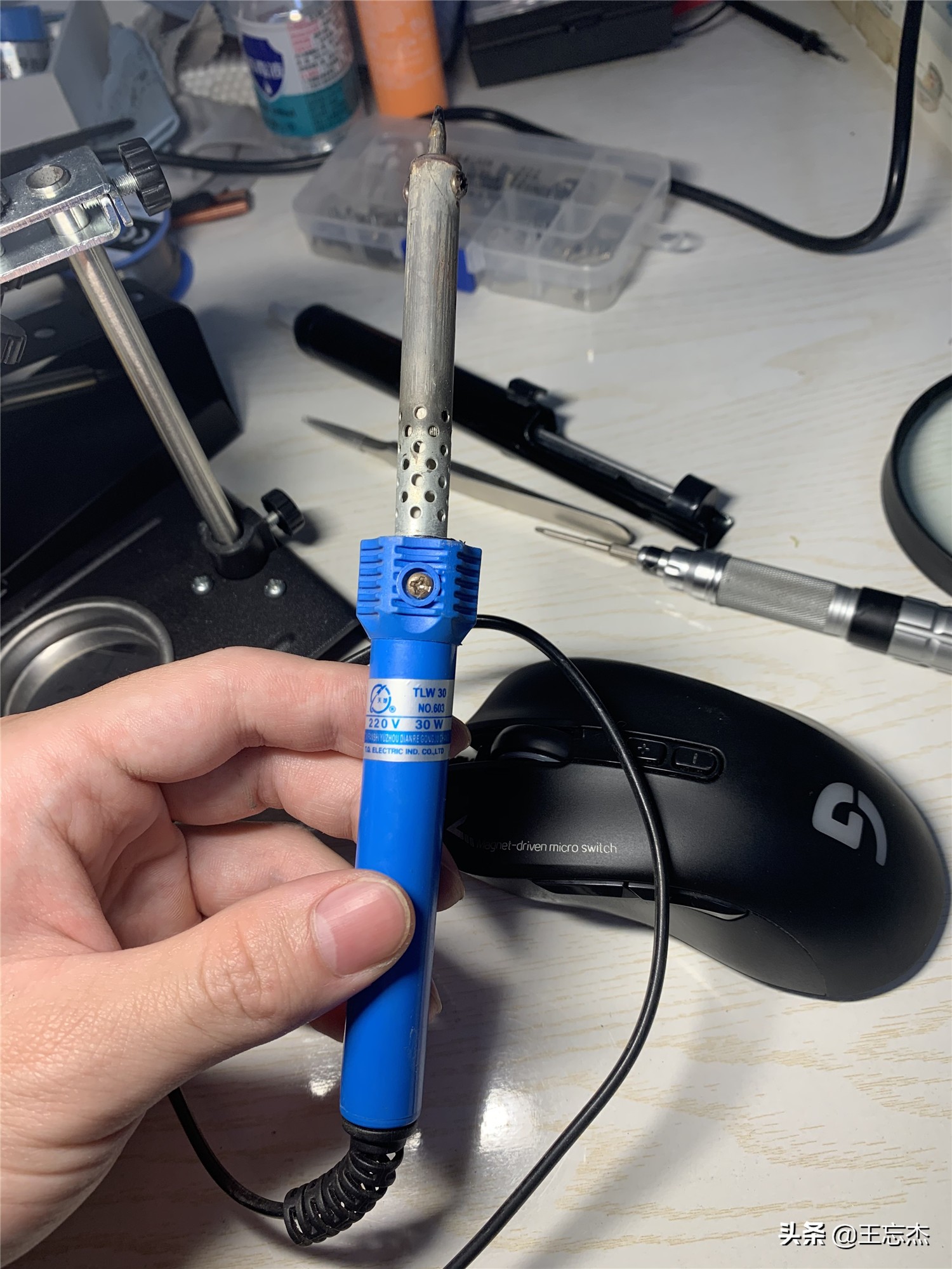 维修师傅的崩溃瞬间,修电器的师傅哭了