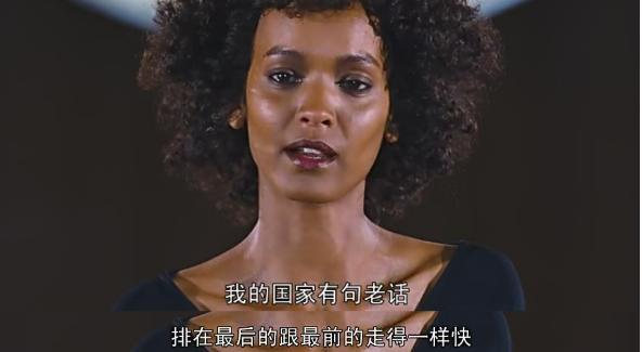 她从沙漠深处坚定走来,放弃闪耀的星途,成为女性维权的斗士