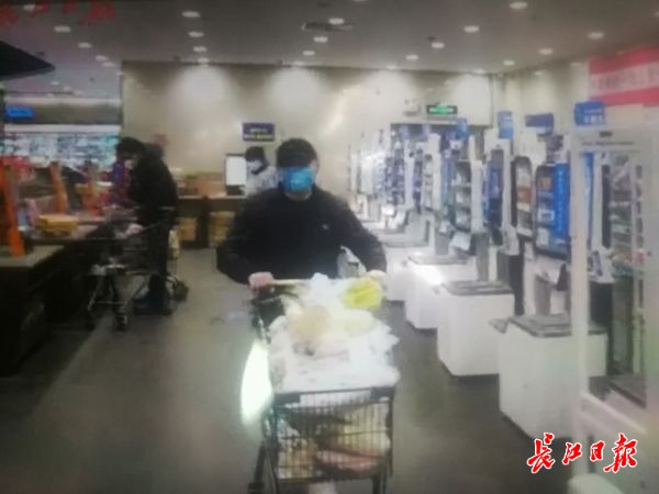 居民持证进超市体验超快购物，汉阳13家大型商超加入社区团购大军