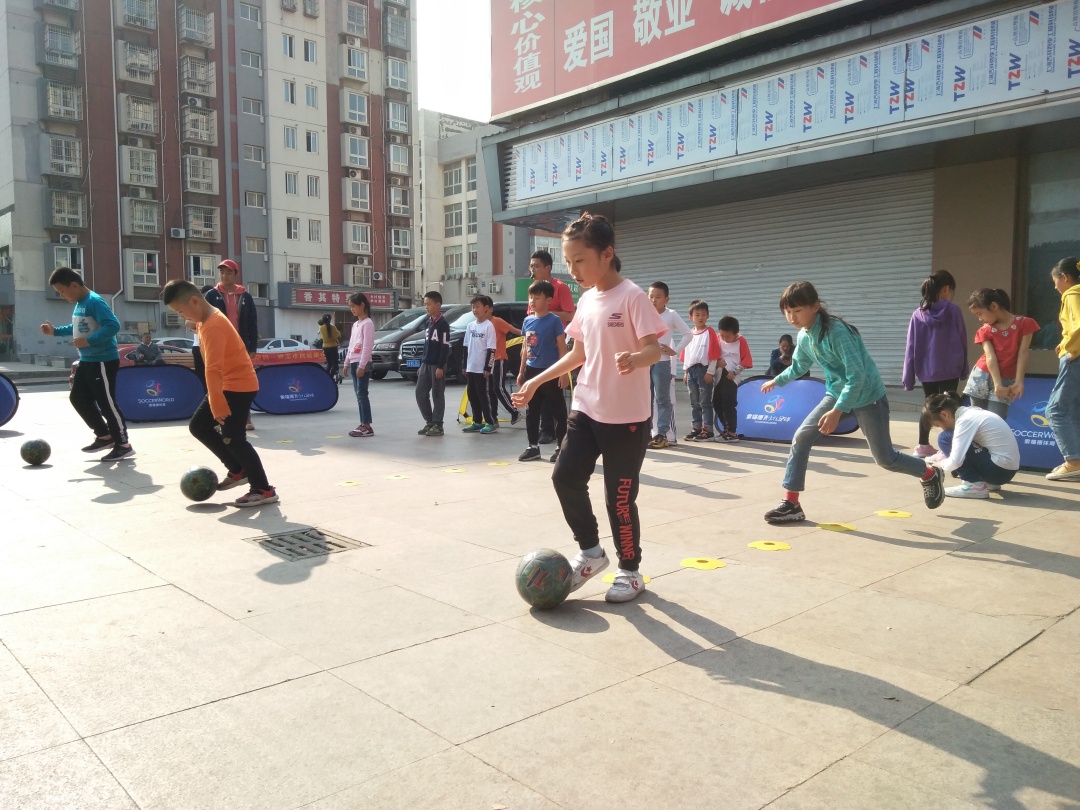 快乐足球绿茵表演,快乐足球放飞梦想