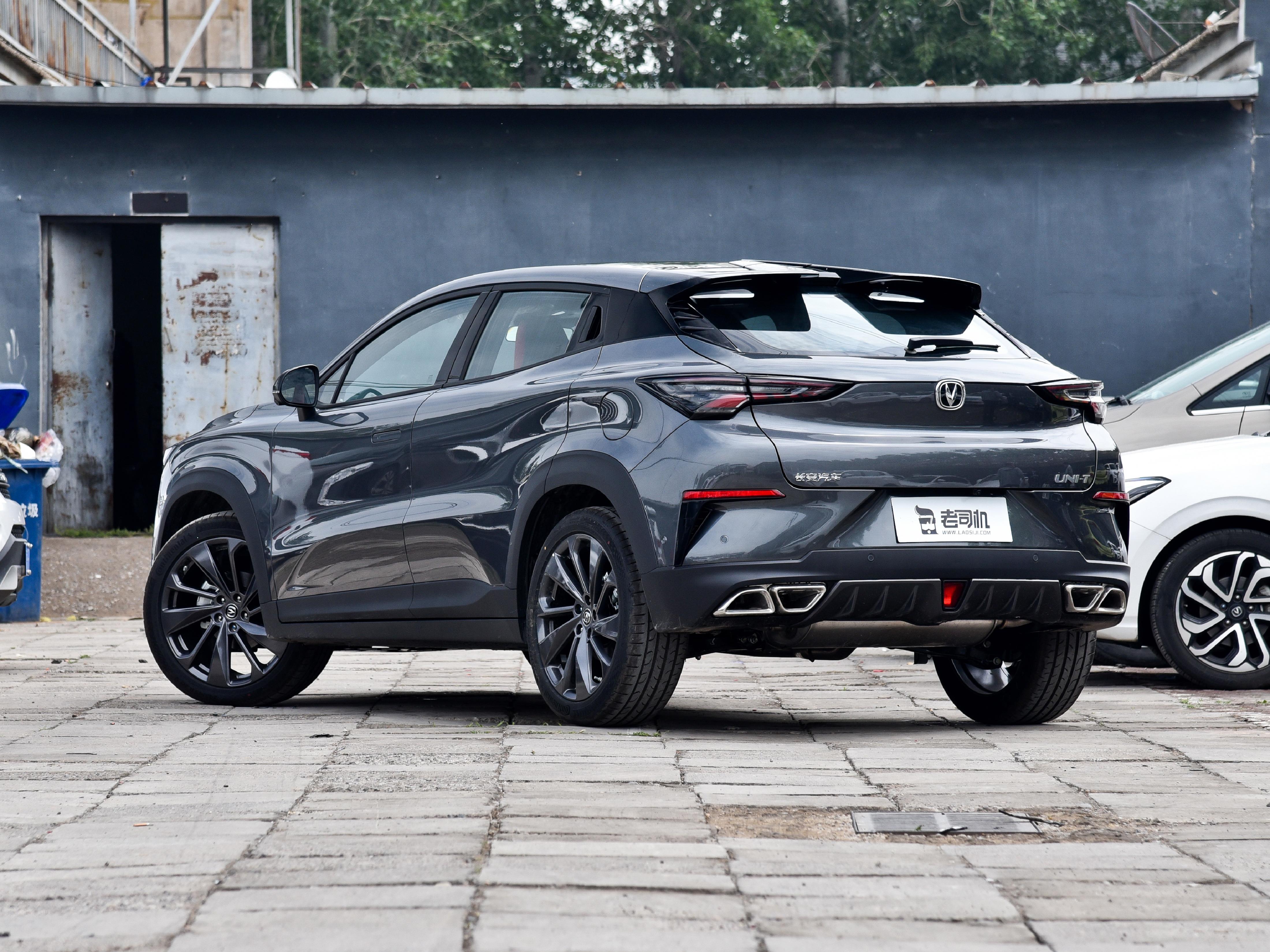 外观好看回头率高，空间宽敞，自动挡还好开，实拍长安UNI-T