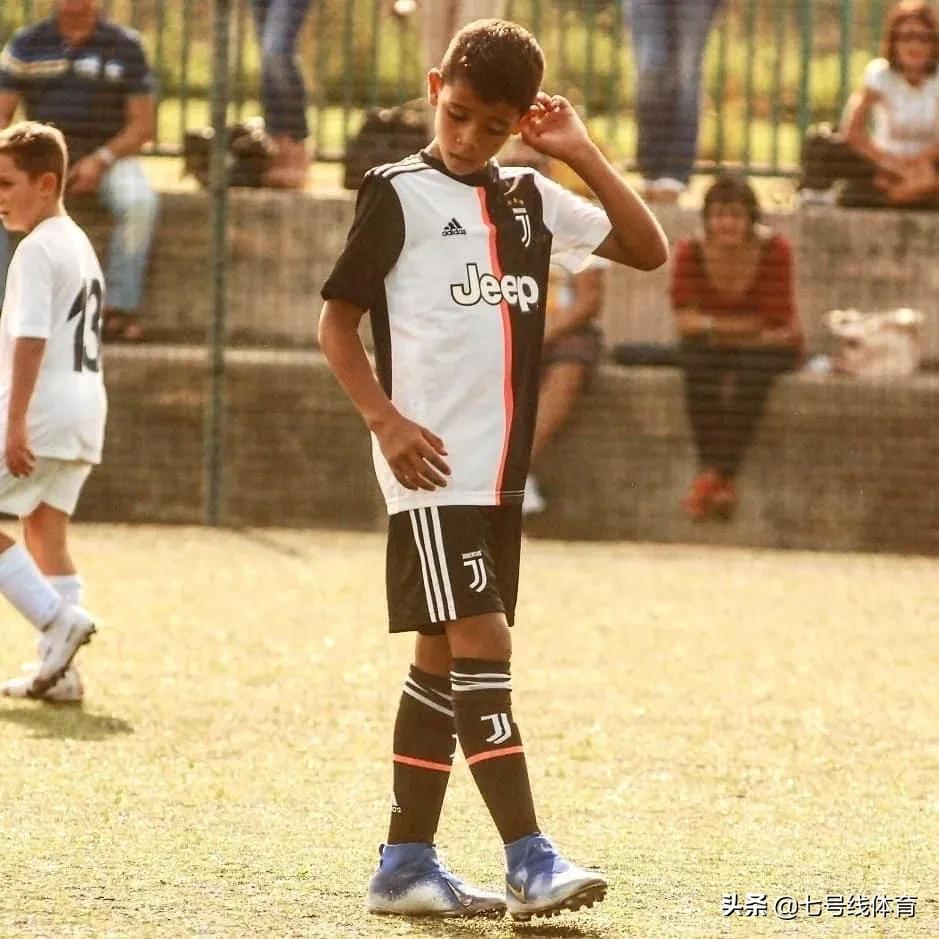 迷你罗踢足球图片,c罗和迷你罗踢球照片高清