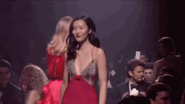 刘雯国际t台走秀视频,刘雯走t台视频