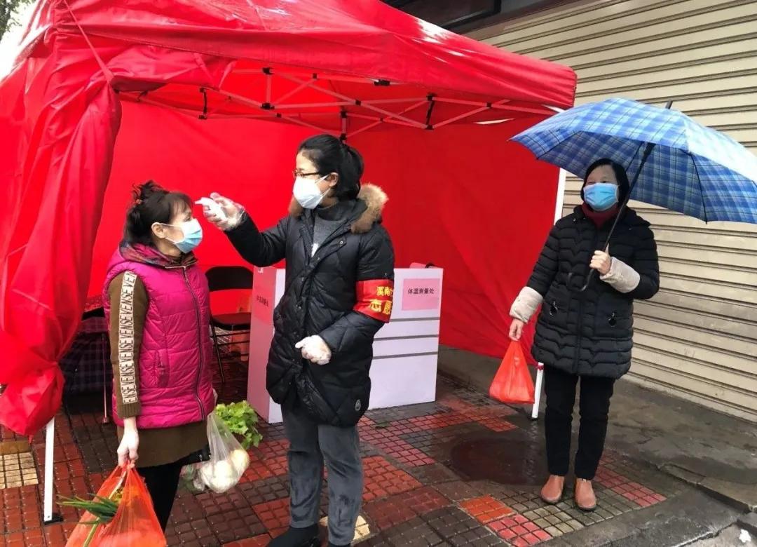 铿锵玫瑰巾帼志愿者视频,抗疫一线铿锵玫瑰绽放巾帼风采