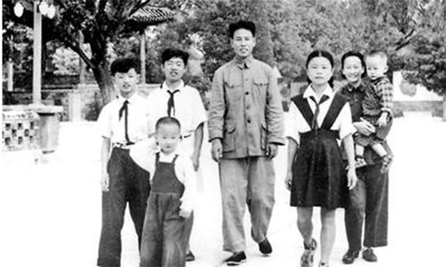 王鹤滨，曾任毛主席保健医生，两次救下长孙，离休后当赤脚医生