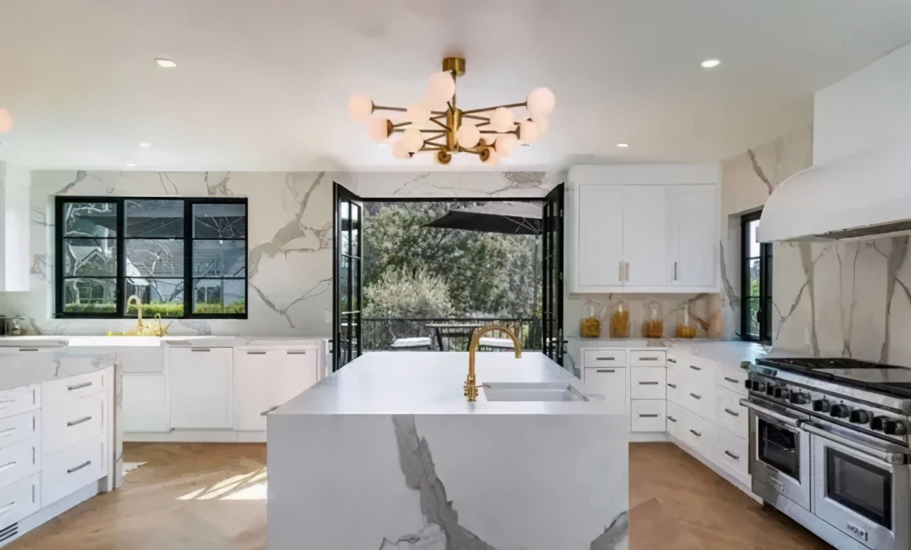 蕾哈娜与rocky还在交往吗,蕾哈娜17亿美元财产