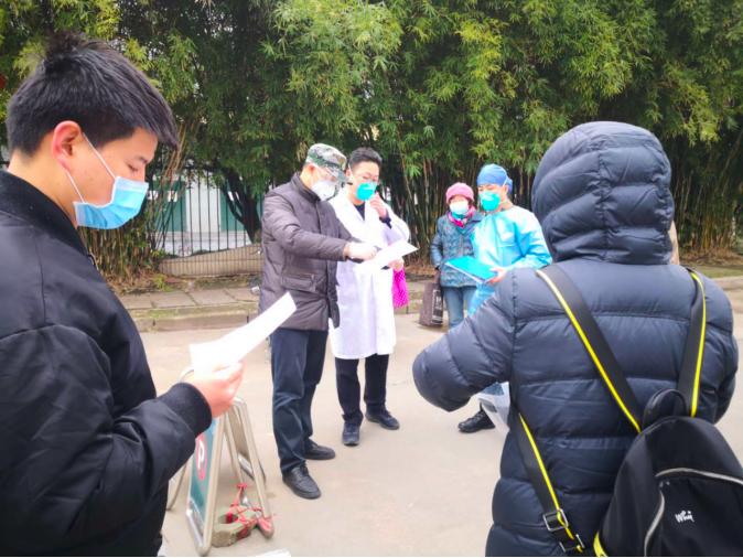 援鄂医疗队小姐姐拥抱铁骑,援鄂医疗队小姐姐表白警察