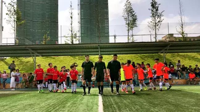 足球青训暑假班招生,太阳青训训练营的直播间