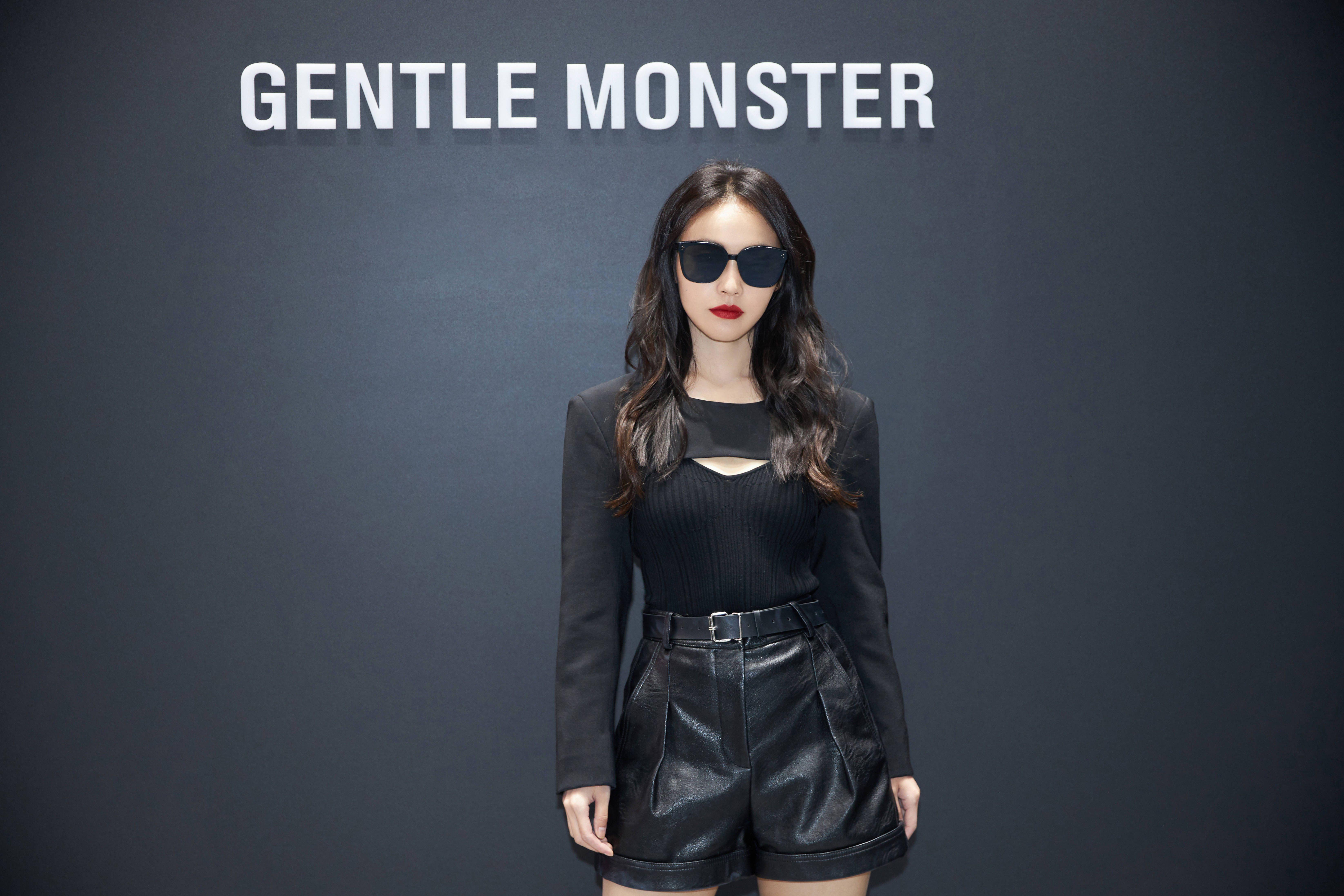 张佳宁穿吊带连裙,张佳宁穿黑色长裙图