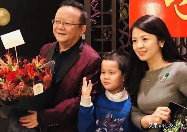 王刚三婚娶小20岁娇妻,老来得子儿孙同岁,72岁仍奔波自找罪受?