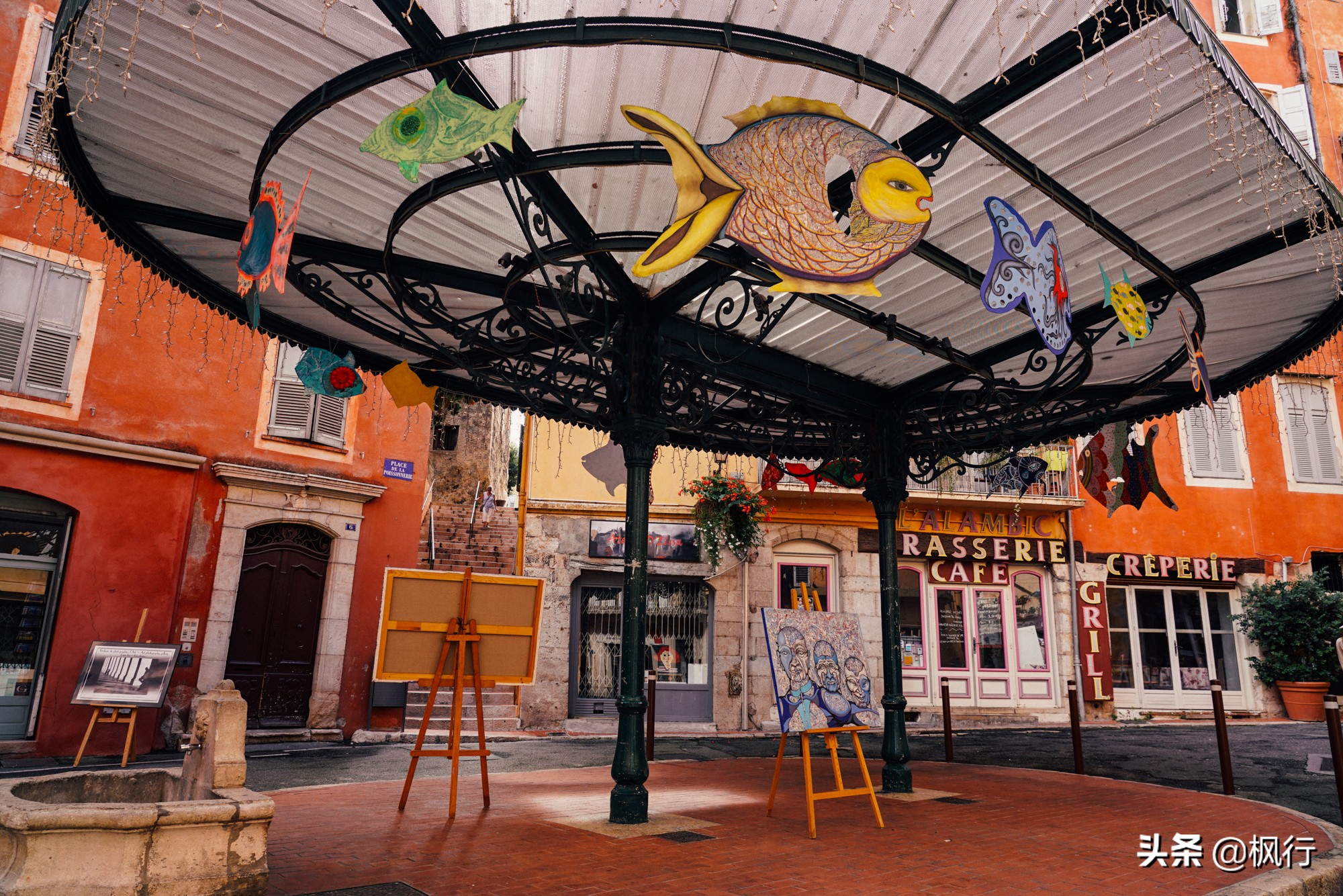 比巴黎浪漫还安全，南法海边的这几个风情小镇，好莱坞电影取景地