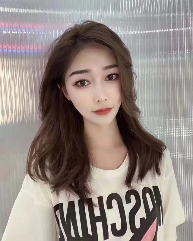 适合发际线低圆脸宽脸女生的发型,适合脸小额头窄长脸型的发型