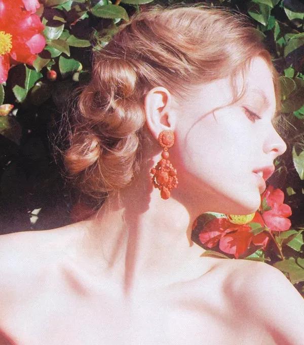 有颈纹和没有颈纹的女人,女人有颈纹怎么办