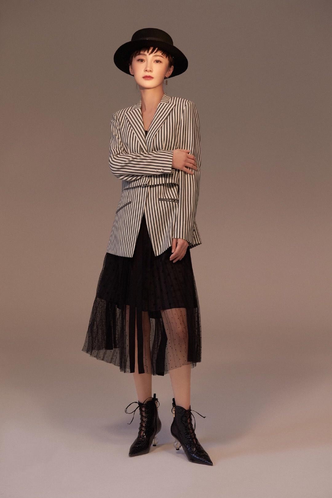 姚笛穿薄纱裙配什么发型,姚笛淡粉色深v裙秀身材