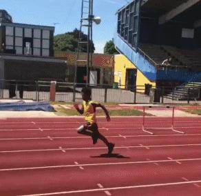 大屌哥的儿子小小年纪就已经练成了肌肉男，真是虎父无犬子