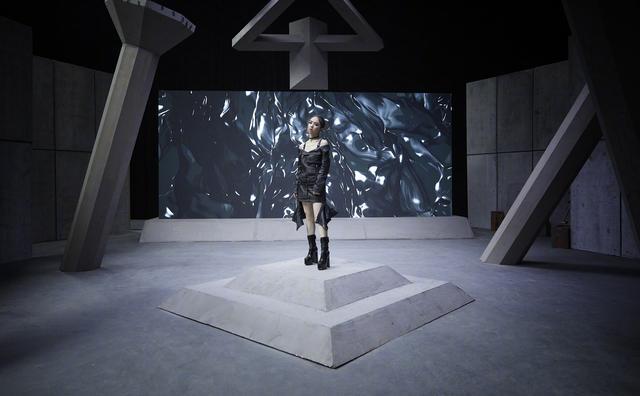 邓紫棋穿黑皮衣黑裙子,邓紫棋最新皮裤造型