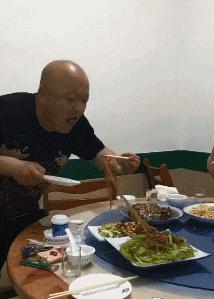 “兄弟睡觉压得胳膊都变色了，要不要叫醒他？”醒来一定很酸爽