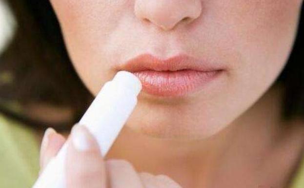 只有润唇膏如何迅速缓解嘴唇起皮,为什么每天涂唇膏都会起皮