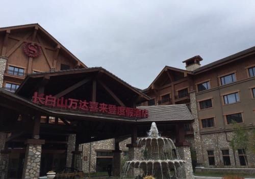 王健林为啥还在建万达广场,王健林要建多少万达广场