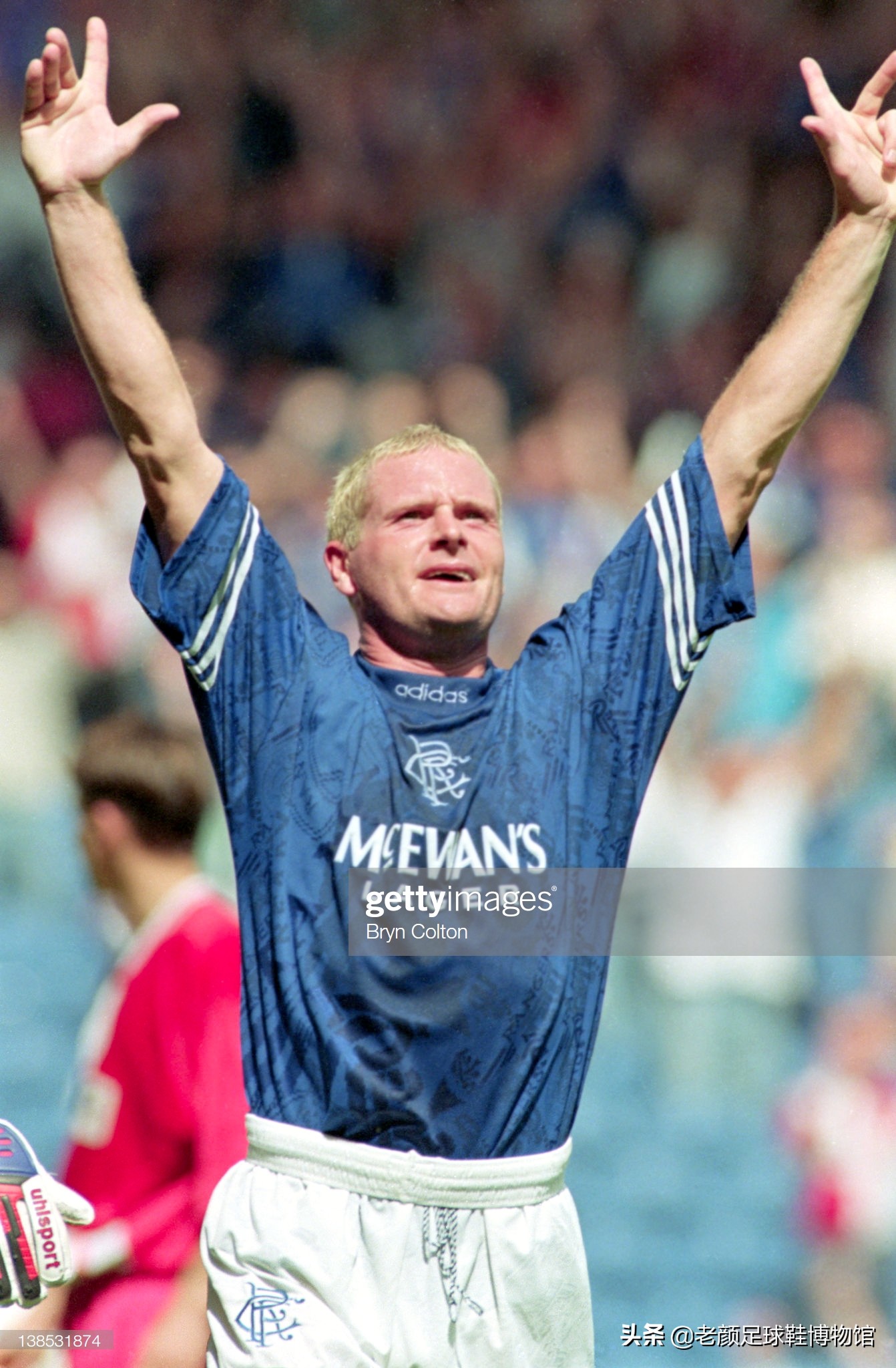 破产酒鬼的球鞋拍卖值6万,加图索的恩人名字成为香港路名