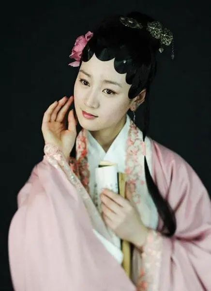 19岁大红却自毁名声,整容、当小三还撕原配太嚣张