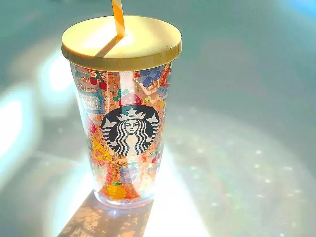 代购爆单预感！星巴克最新“猫耳杯”、“草莓收纳包”成超级网红