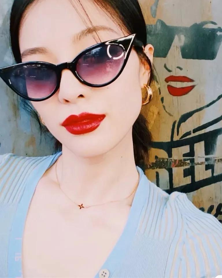 看一下明星的穿衣搭配,一起来看看明星的时尚搭配