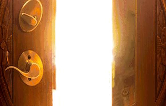 房间里堆满化妆品,卡地亚纪梵希香奈儿