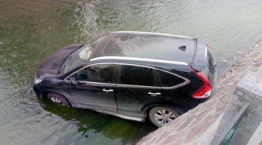 汽车意外落水如何自救,汽车不慎落水如何安全逃生