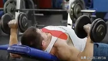 胸肌怎么练不下垂哑铃,胸肌怎么练不大