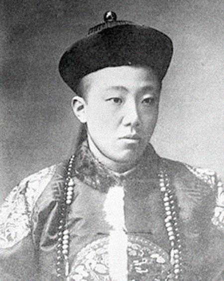 清朝灭亡后,王爷落魄成小贩,毛主席亲批:必须重用