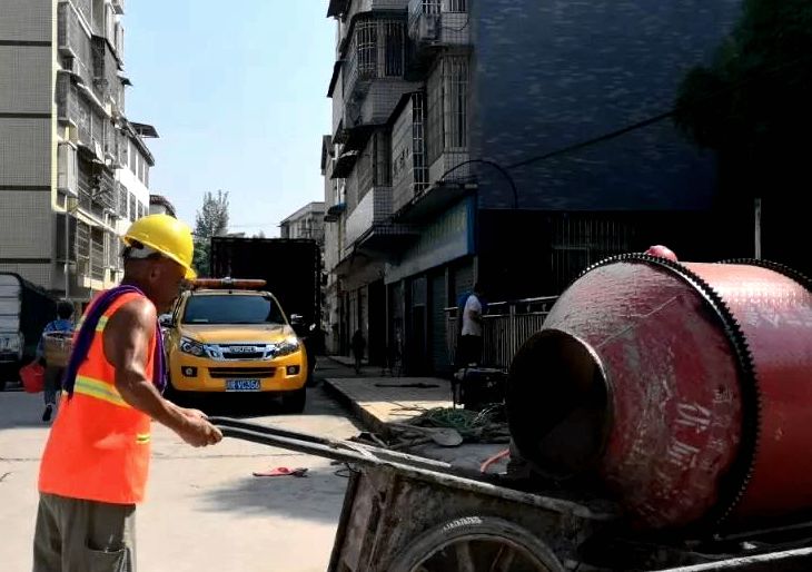 铁路烈日下最美的坚守,致敬烈日下挥汗如雨的劳动者