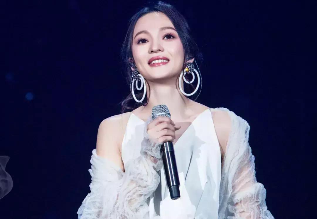 “过气”十年,凭什么她发个问号也能上热搜?