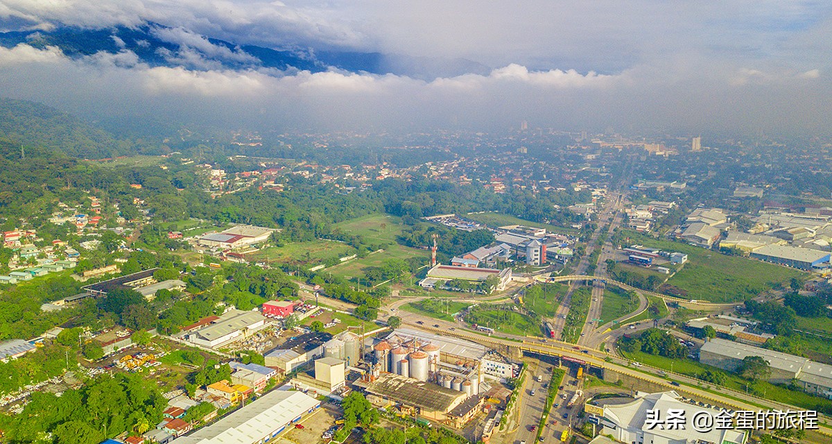 这里的肯德基加装防暴钢窗，保安用AK-47看店，此时此刻就在美洲