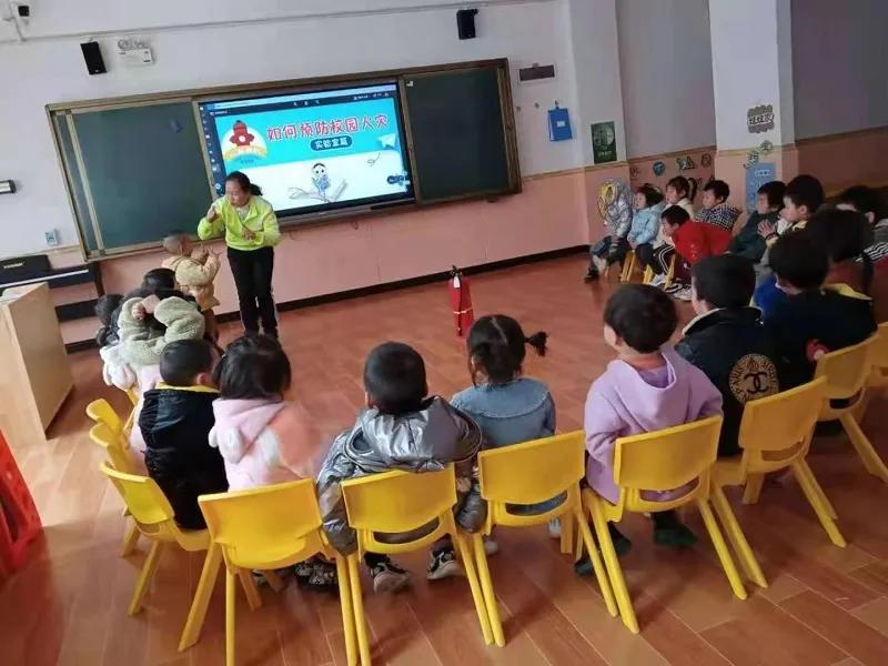 消防大队深入学校开展开学第一课,消防开学第一课直播民主街小学