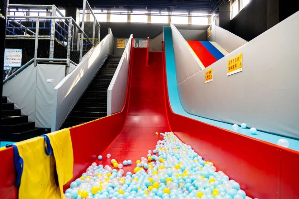 畅玩10000平米的主题乐园,郴州彩虹滑梯高空滑索