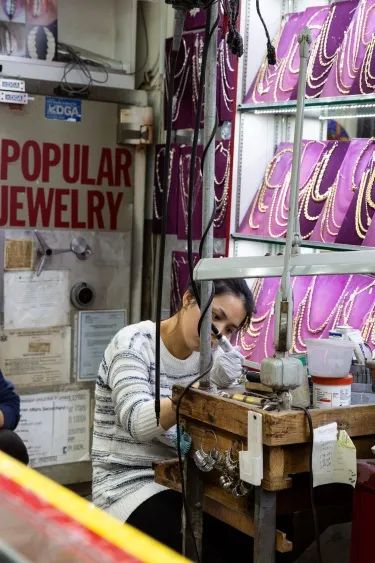 广东大妈开挂人生：靠金链称霸美国嘻哈圈，还被碧昂丝叫妈妈