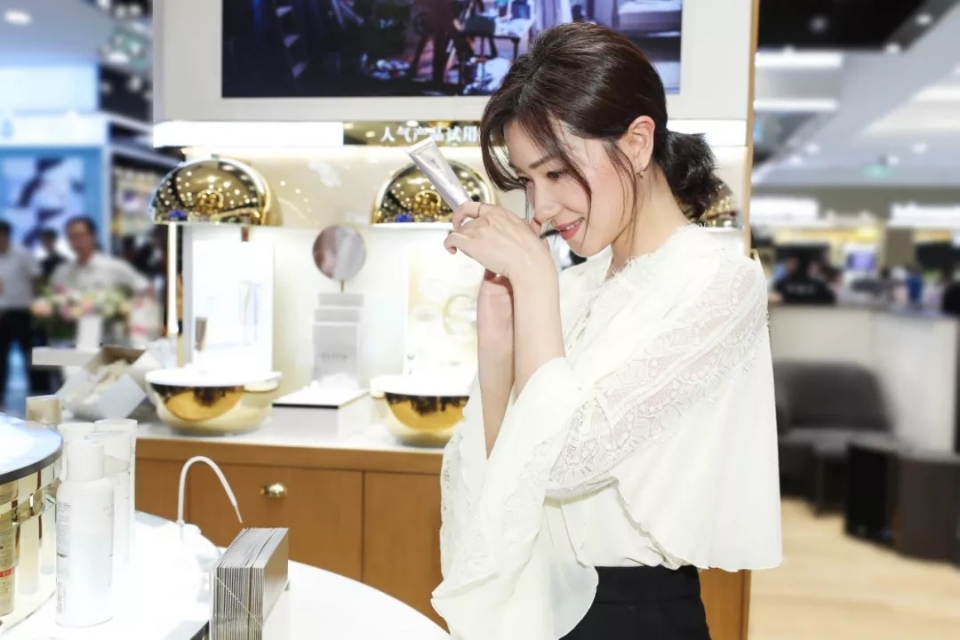 万茜代言怡丽丝尔现场,万茜出席品牌活动