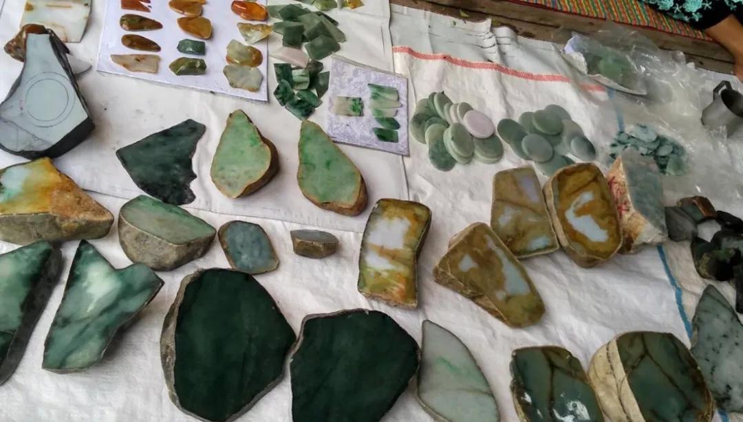 去缅甸买翡翠原石比国内便宜吗,缅甸翡翠手镯哪里买比较便宜