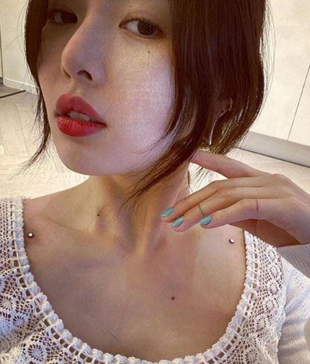 泫雅是个“狠人”！锁骨上钉钉子，伤口红色未消肿，惹粉丝心疼
