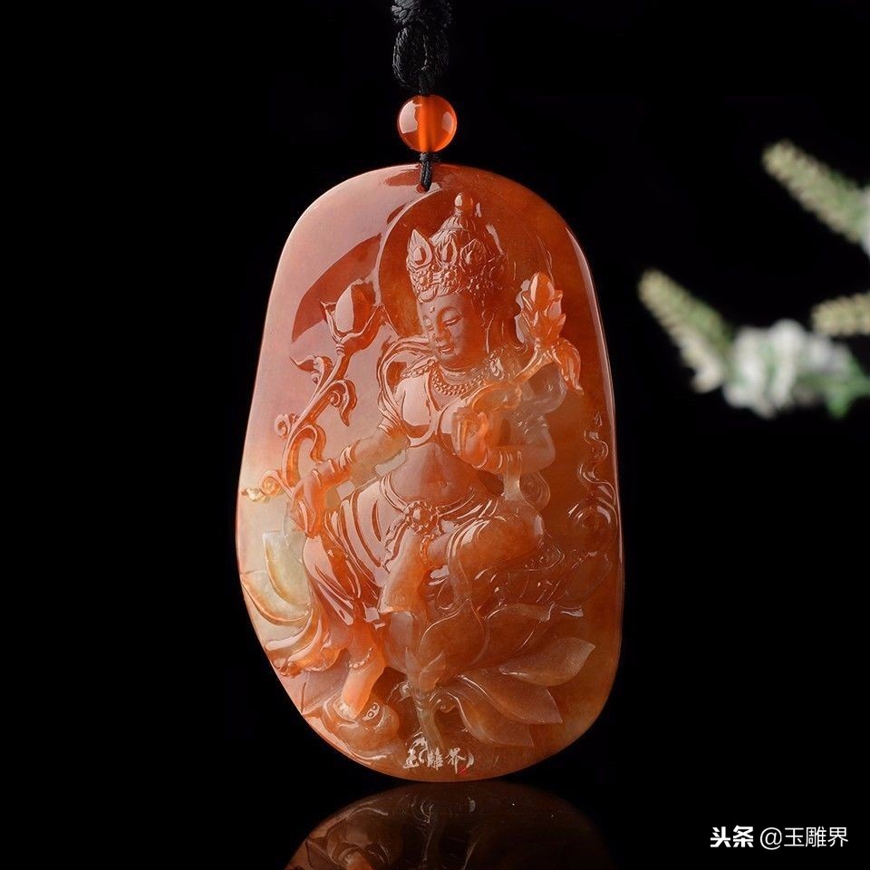 紫罗兰翡翠有紫色点,紫罗兰翡翠在灯光下的对比