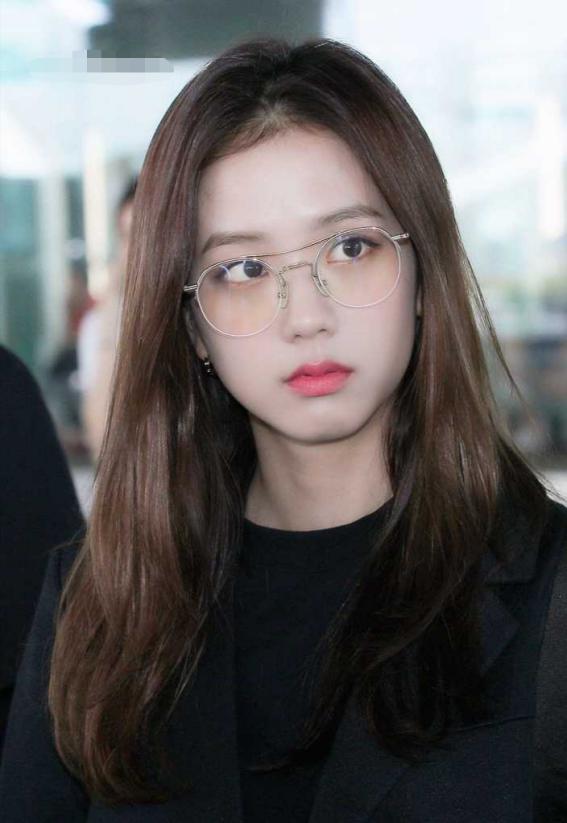 中国粉丝为韩女星送礼惹争议，光名牌包就值一套房，宠物都有礼物