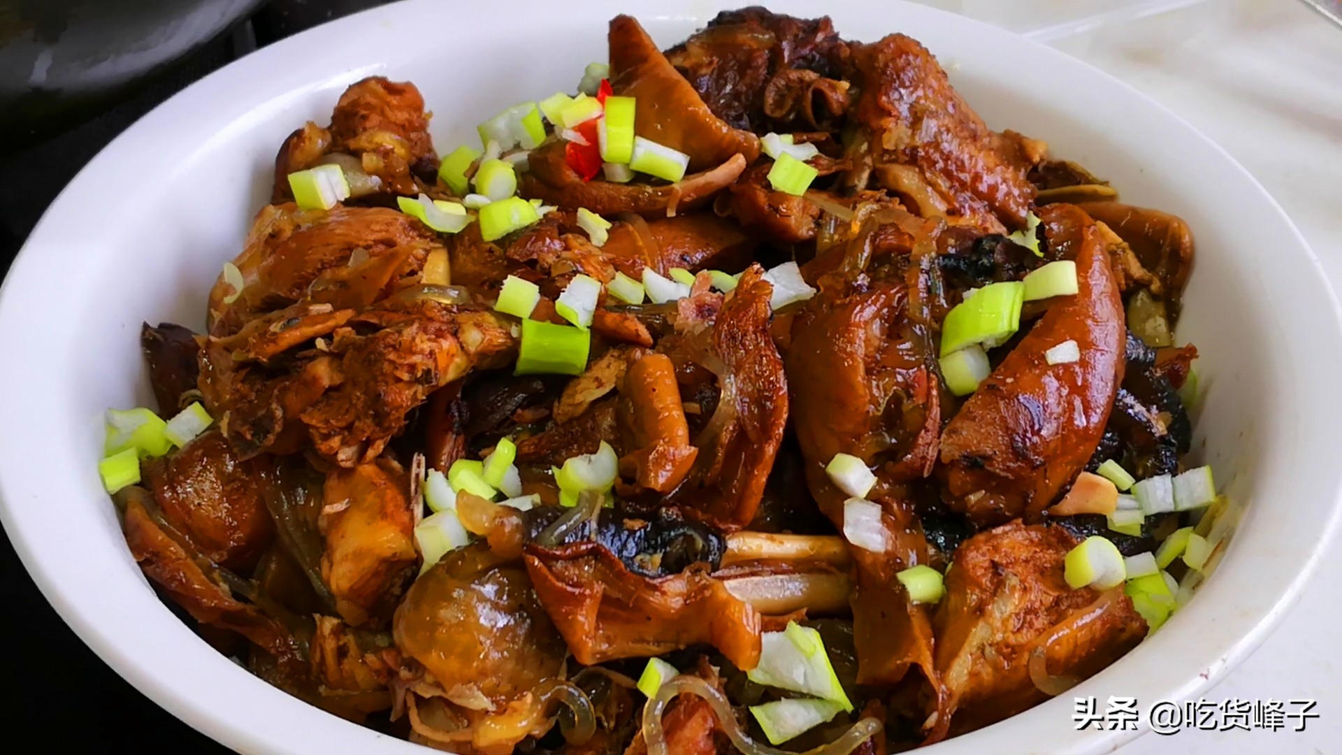 炖鸡时，千万不要直接焯水，东北人都这么做，鸡肉鲜嫩不发腥