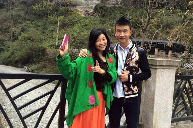 23岁小伙不顾反对娶46岁大妈,重庆小伙迎娶46岁大姐