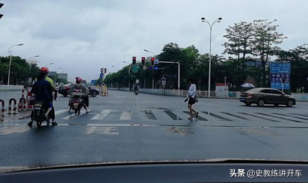 汽车前挡玻璃油膜怎么去除,怎样去除汽车前挡玻璃油膜妙招