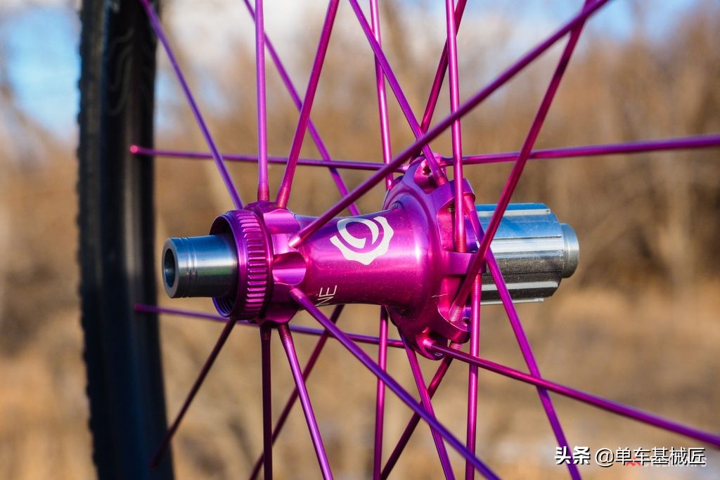 是什么赋予了这对轮组如此僵硬的骑行体验？是骚气的玫红色吗？
