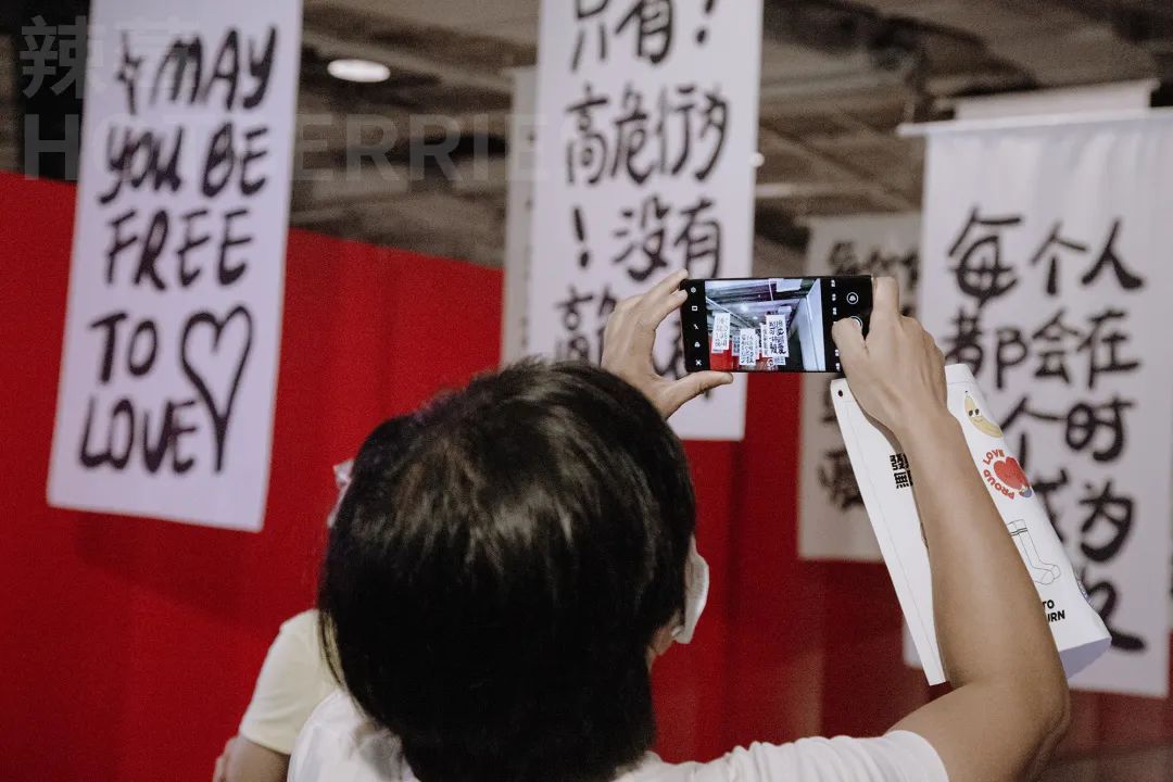 在家看*片A**被老妈撞见，她反手就带我去了个“18禁”场所