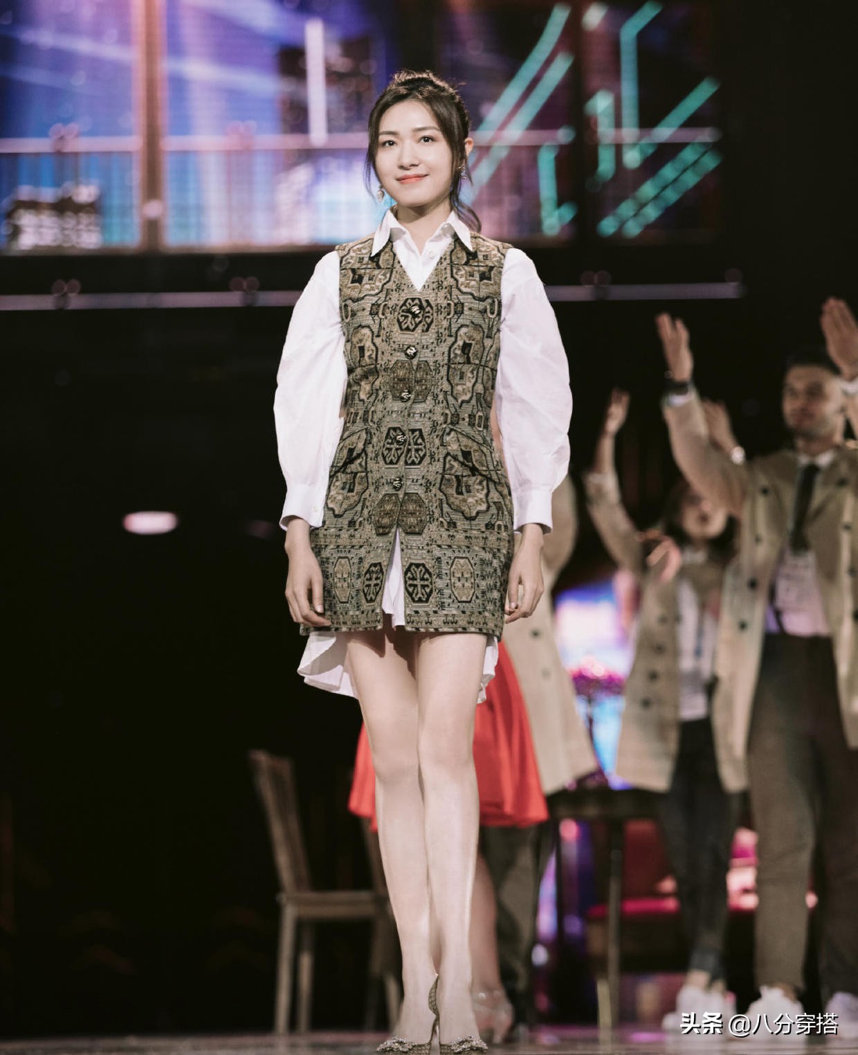 万茜黑色西装搭配图,万茜西装搭配小白鞋