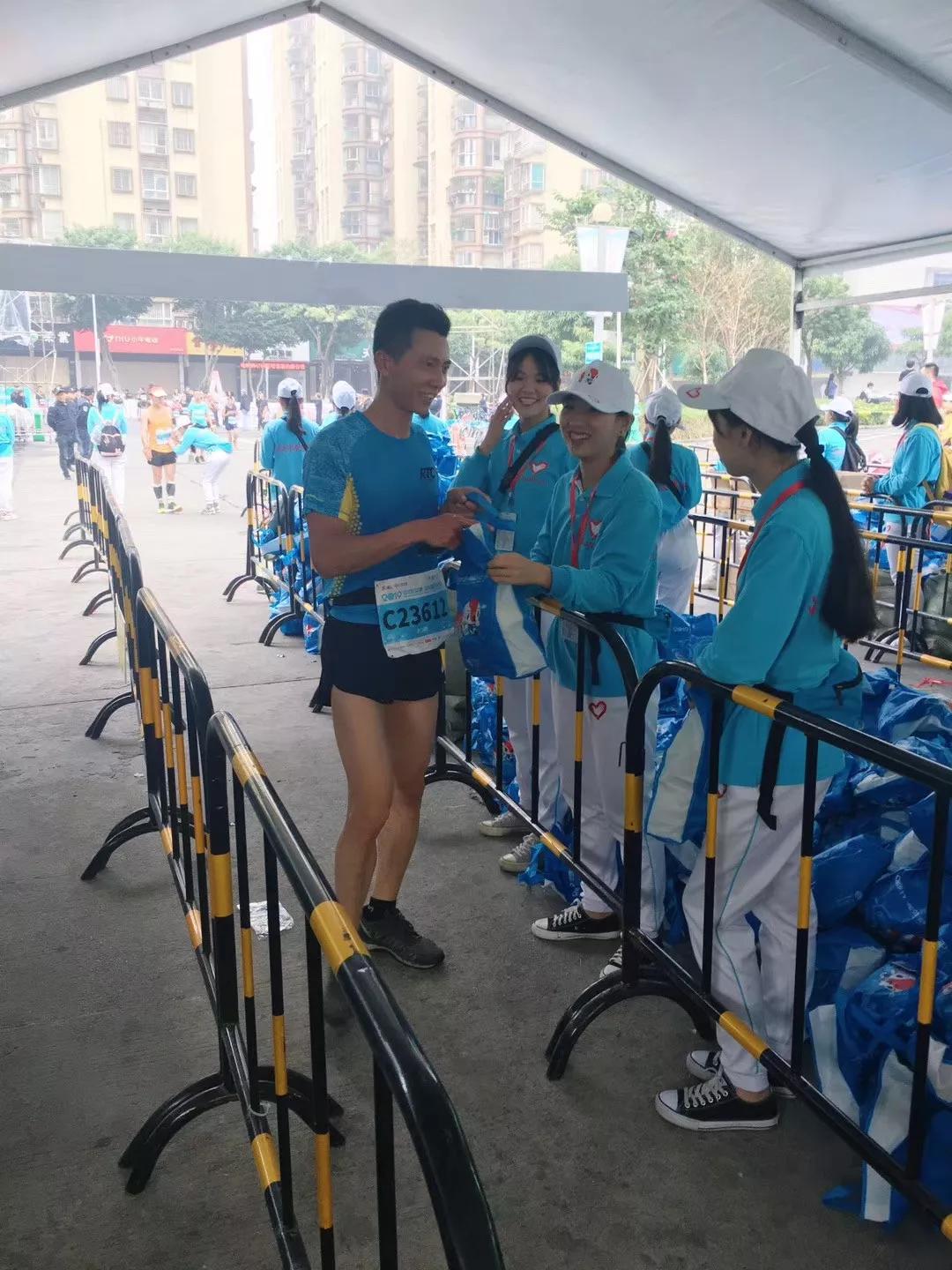 在街头当志愿者,凌晨四点出门当志愿者