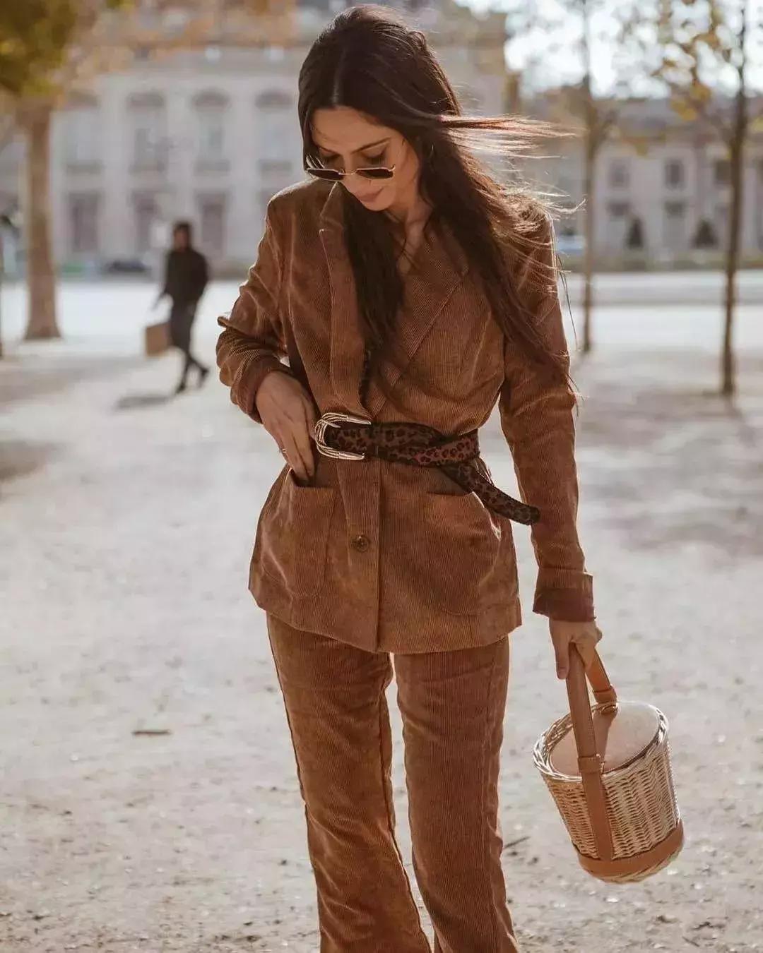 秋天穿温暖的衣服,秋冬复古灯芯绒搭配